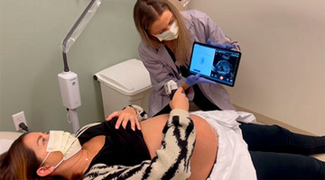 doctor with pregnant patient 