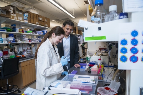 Dr. Navdeep Chandel in the lab with Karis D’Alessandro